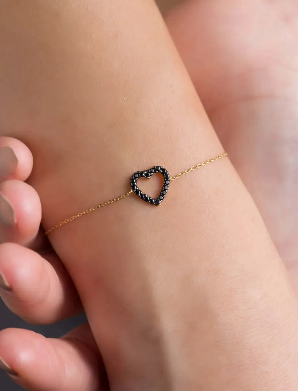 18K Gold Sleek Heart Bracelet