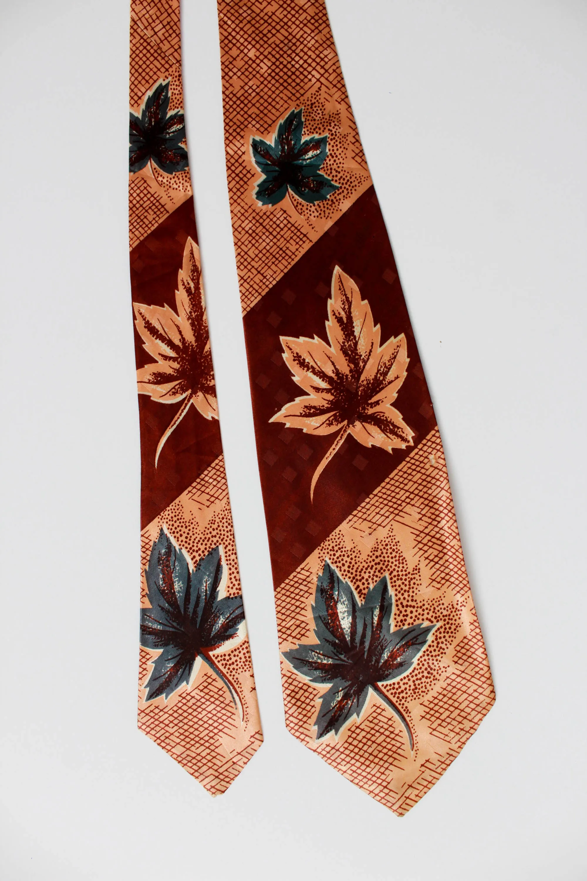 1940s Three Leaf Print Rayon Necktie