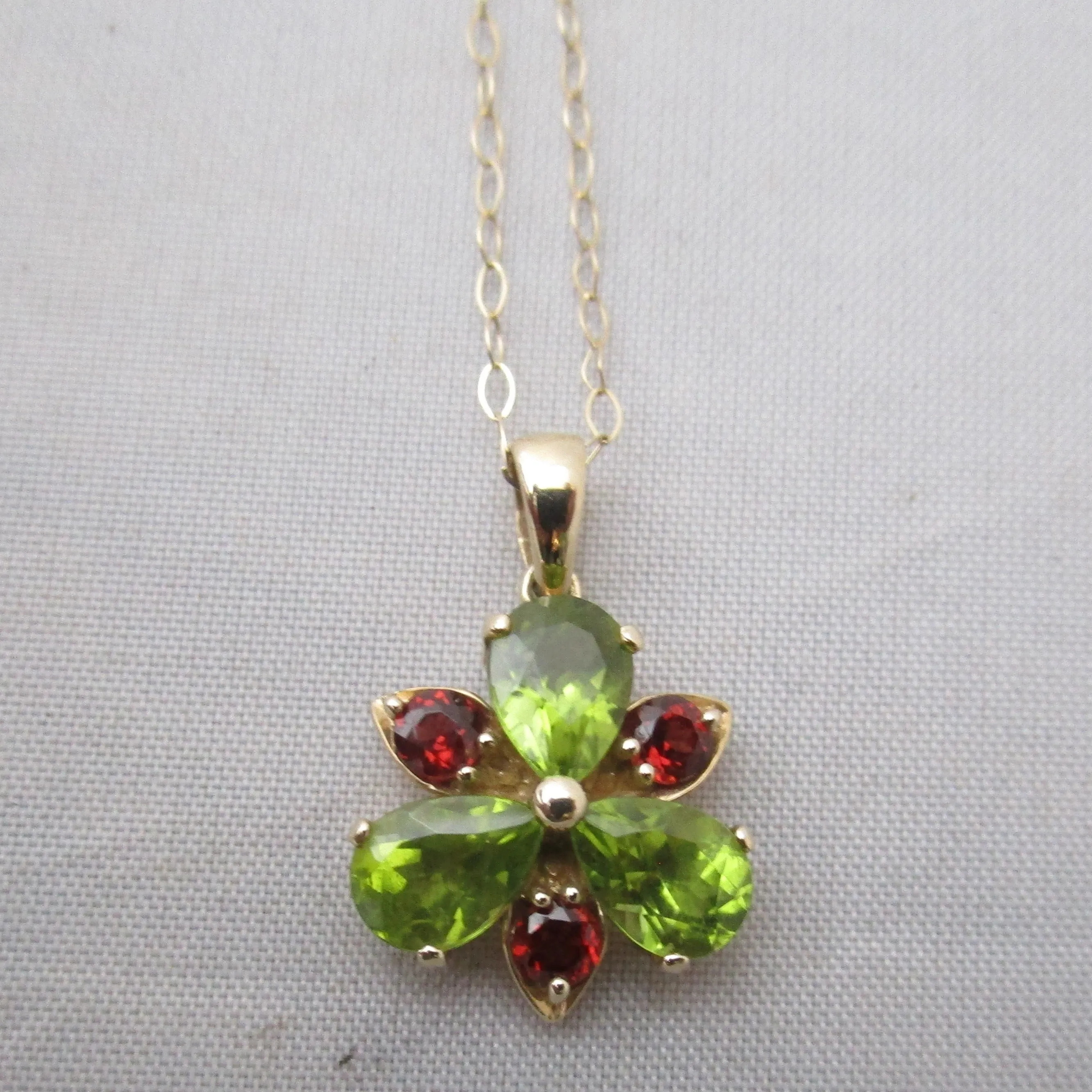 9k Gold Peridot And Garnet Flower Pendant Necklace Vintage c1980