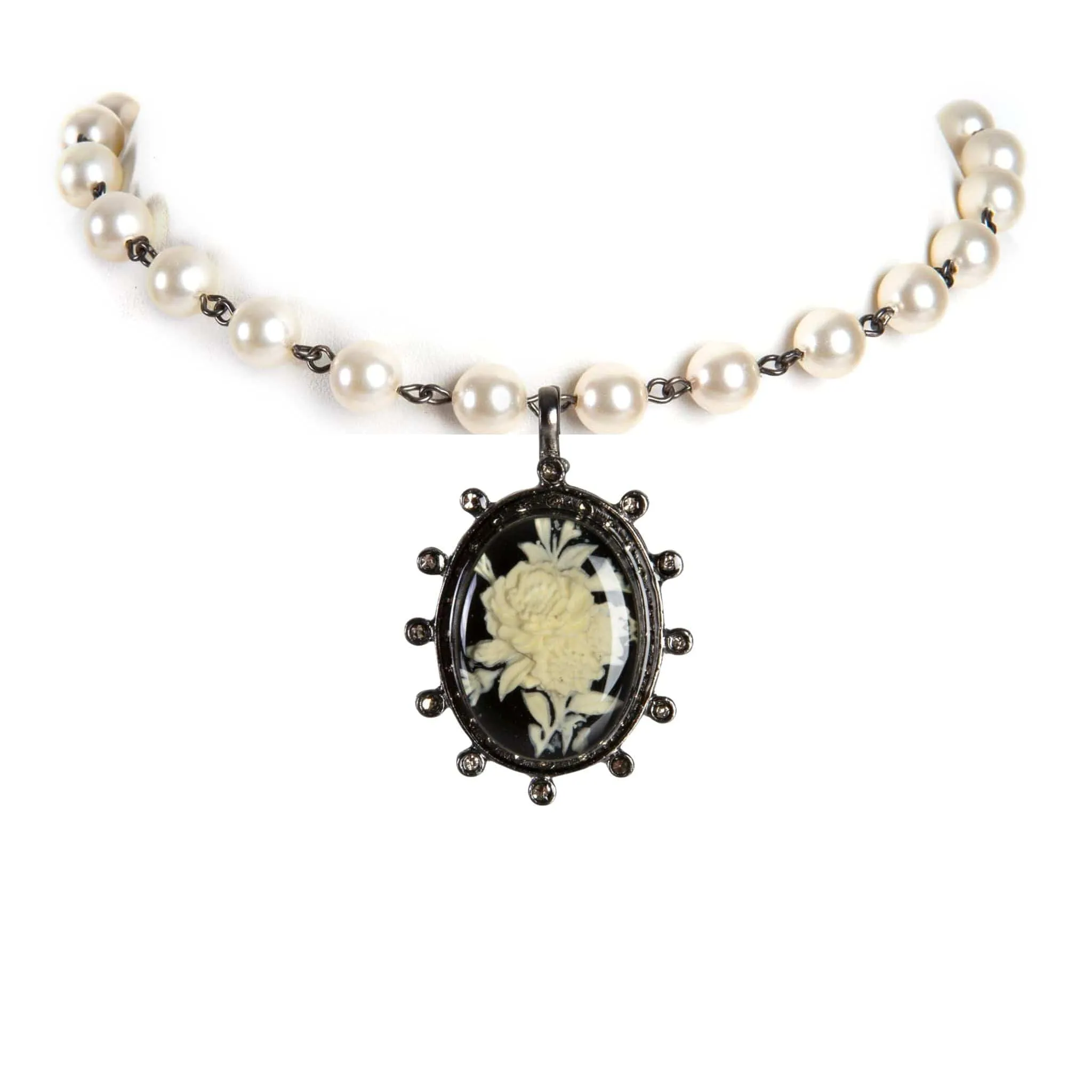 Iconic Pearl Choker Cream Pearl with Luxury Medallions