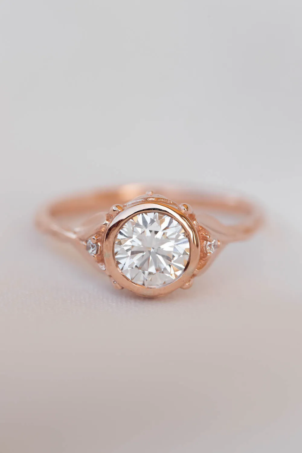 Roma | engagement ring setting for round cut gemstone in bezel 6.5 mm