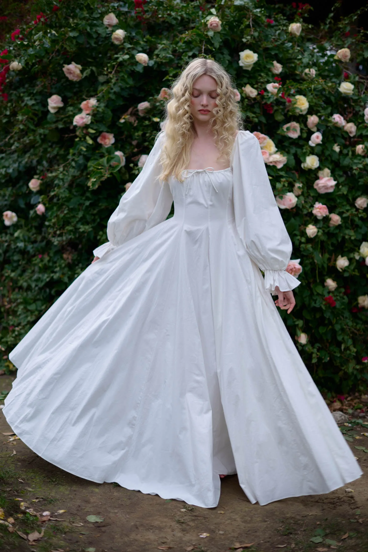 Elegant Ivory Dusk Evening Gown with Flowing Silhouette and Exquisite Detailing